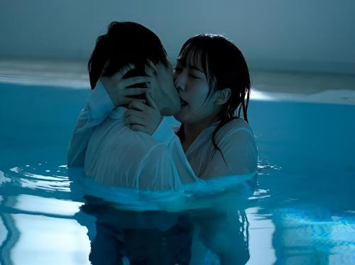 Pacar saya terjebak bersama saya di kolam renang