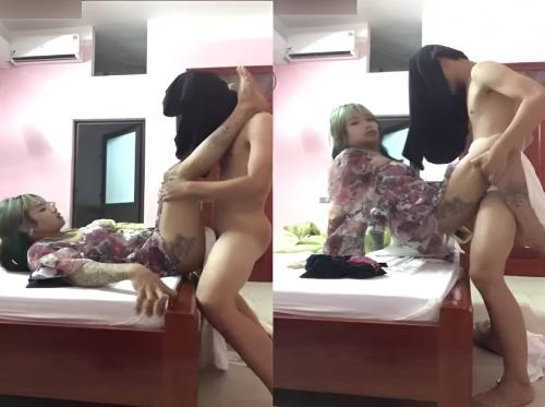 Sialan dalam posisi berdiri dengan Thuong Den.....