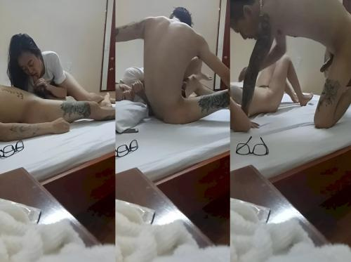 Pemuda bertato menghisap kemaluannya